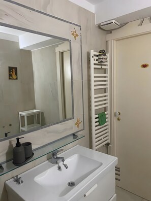 Dusche, Haartrockner, Handtücher
