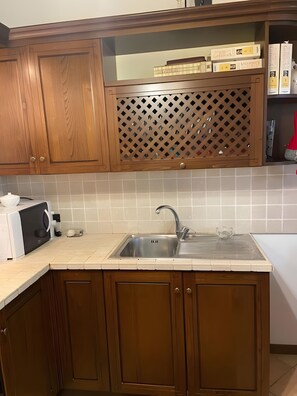 Frigorifero, microonde, forno, piano cottura