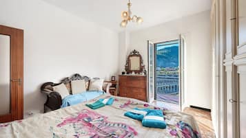 1 slaapkamer, een bureau, een strijkplank/strijkijzer, wifi