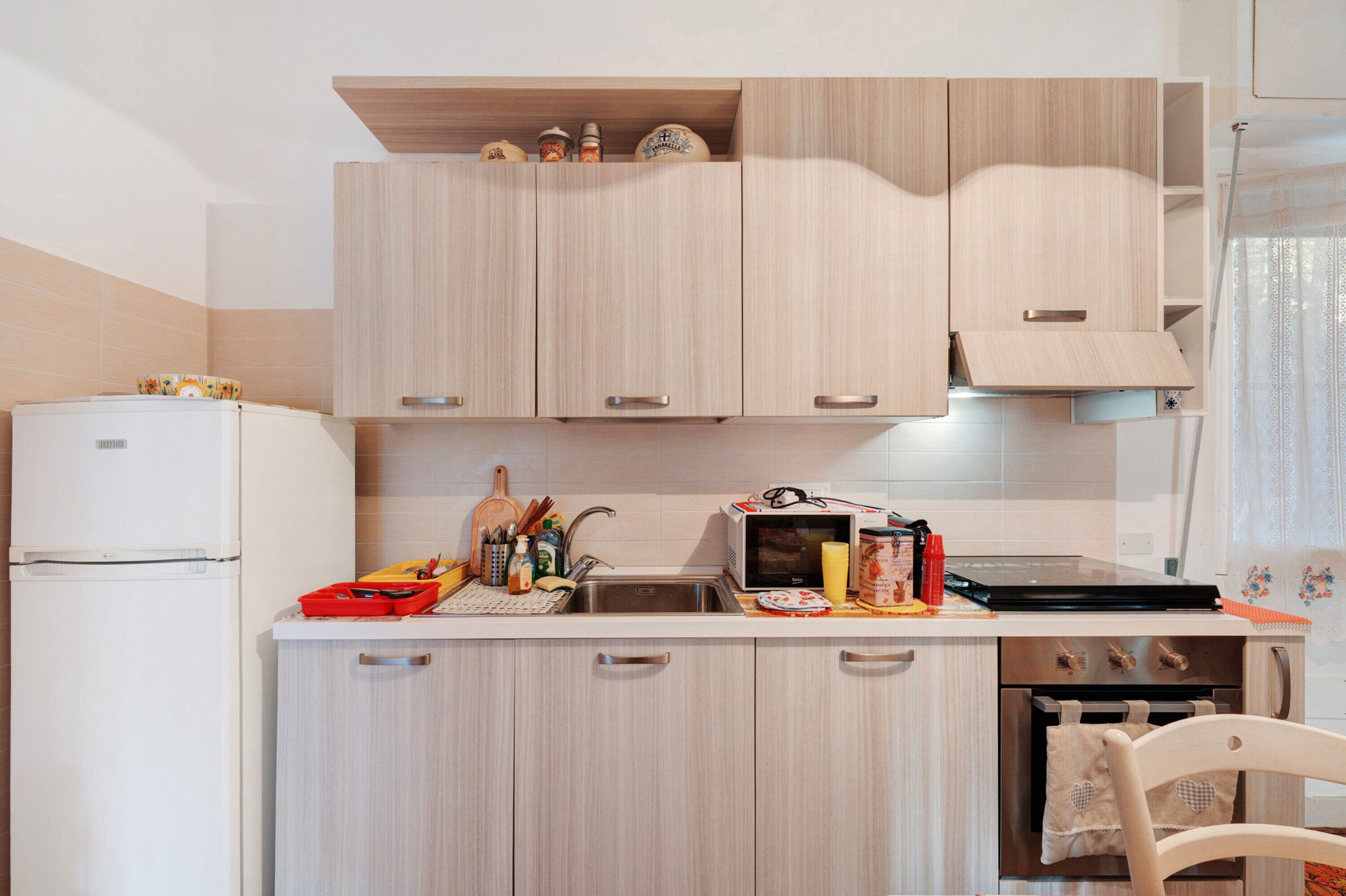 Kjøleskap, ovn, kokeplater og oppvaskmaskin