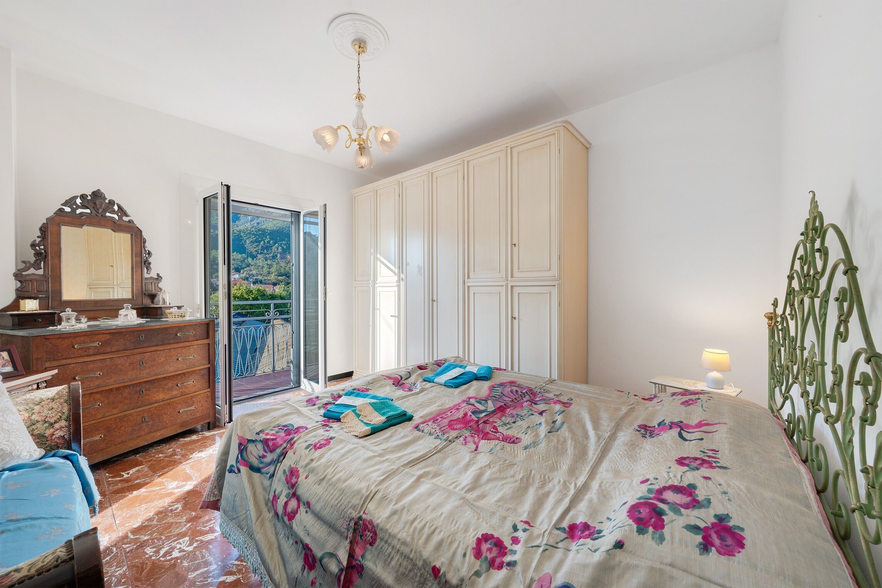 1 dormitorio, escritorio, tabla de planchar con plancha y wifi