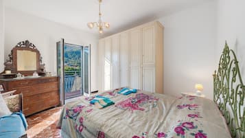 1 dormitorio, escritorio, tabla de planchar con plancha y wifi