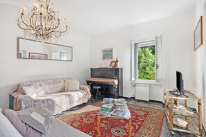 TV - Holiday Home 'Roses House' with Mountain View, Wi-Fi and Air Conditioning (Sestri Levante)