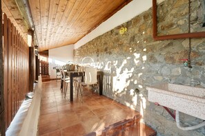 تناول الطعام بالخارج