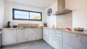 Een koelkast, een magnetron, een oven, een kookplaat