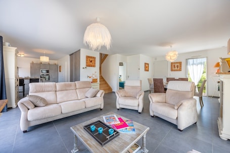 Télévision. Maison de vacances 'La Maison Du Payré - Proche Plages' avec terrasse privée, jardin privé et Wi-Fi