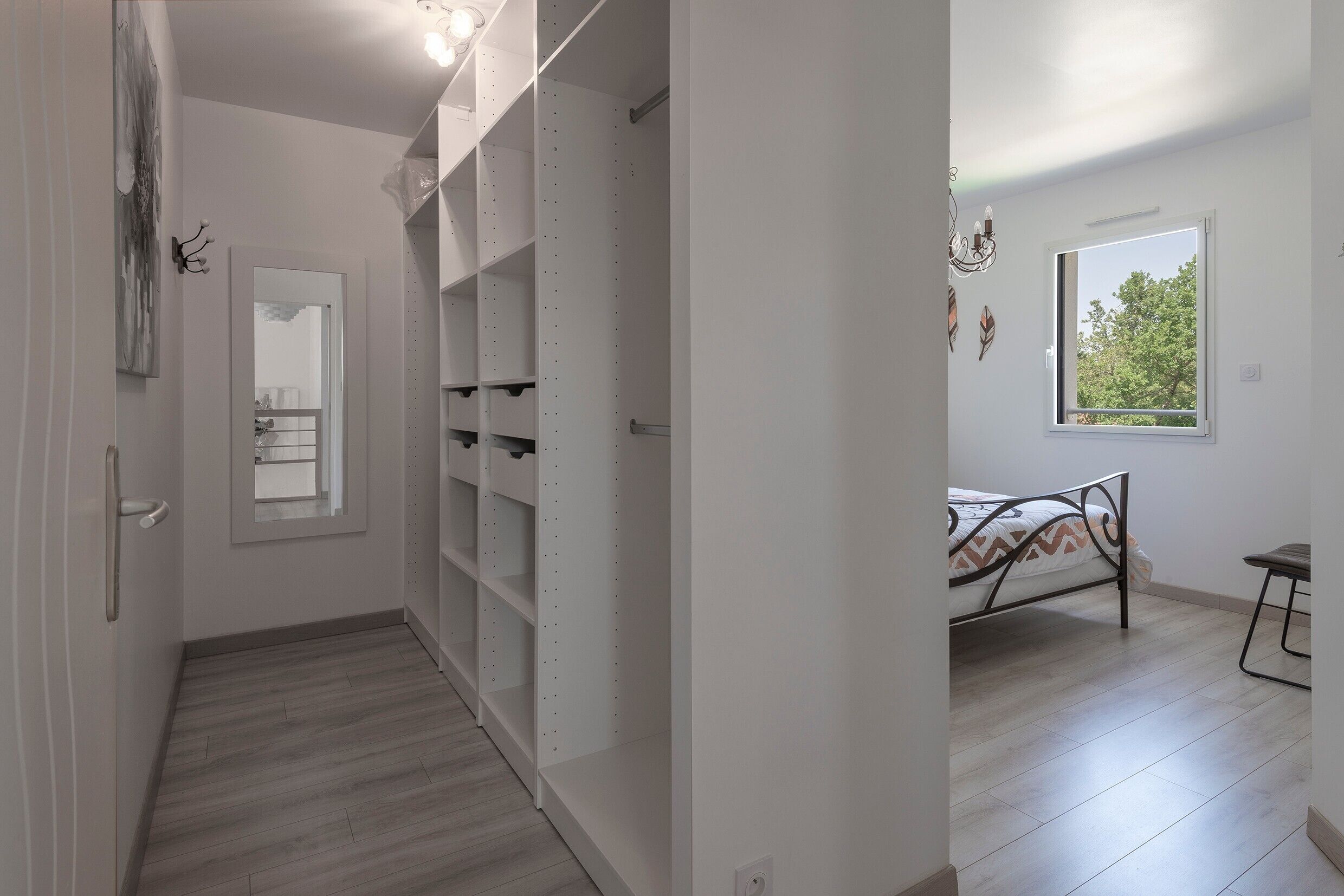 1 slaapkamer, een strijkplank/strijkijzer, wifi