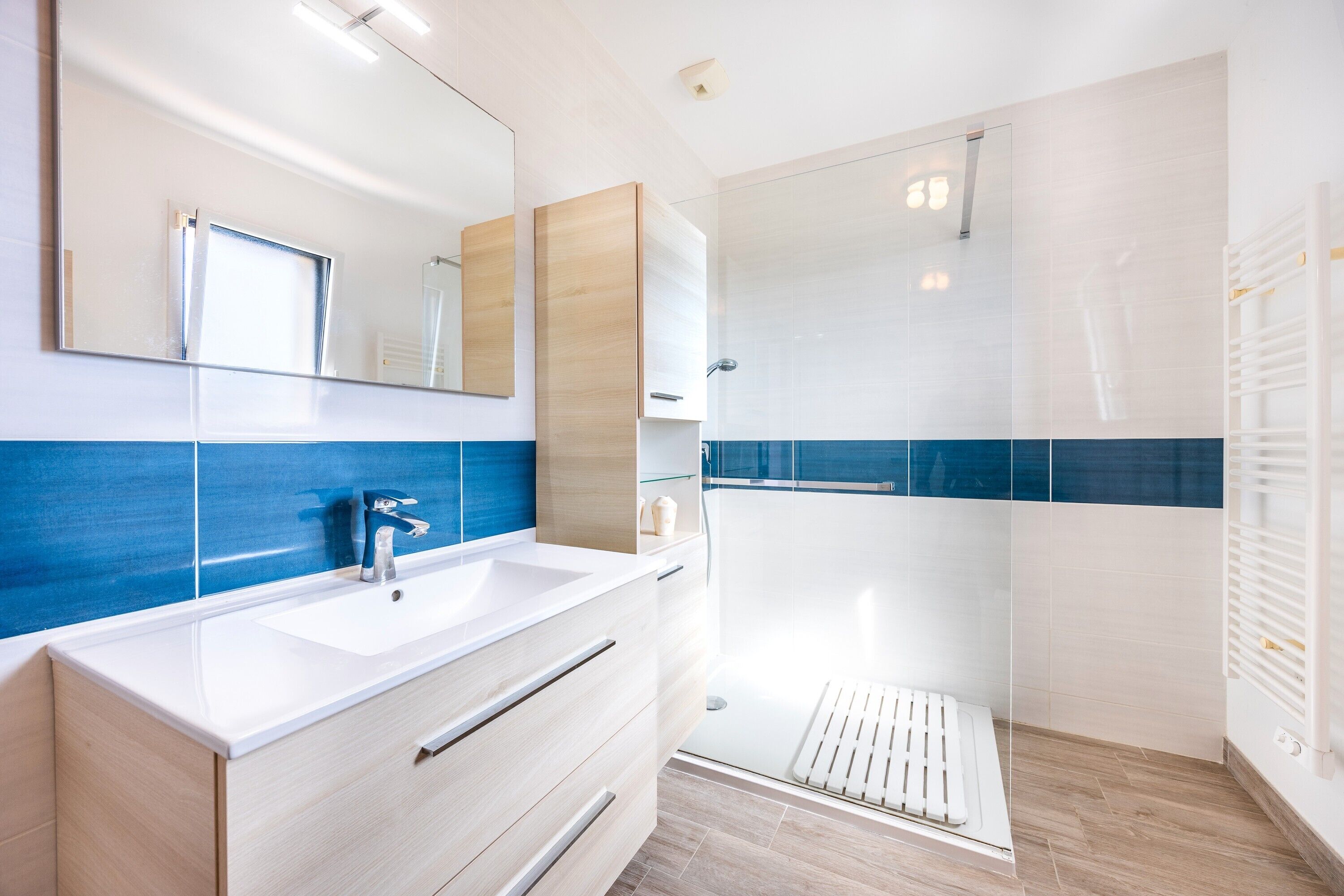 Een douche, een haardroger, handdoeken