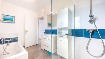 Douche, sĂšche-cheveux