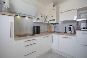 Réfrigérateur, micro-ondes, plaque de cuisson, lave-vaisselle