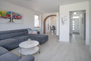 TV - Holiday Home 'Am See' with Private Garden and Wi-Fi (Hage)