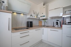Réfrigérateur, micro-ondes, plaque de cuisson, lave-vaisselle
