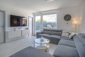 TV - Holiday Home 'Am See' with Private Garden and Wi-Fi (Hage)