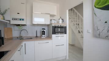 Geladeira, micro-ondas, cooktop, lava-louças