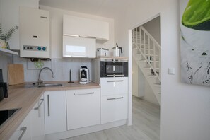 Réfrigérateur, micro-ondes, plaque de cuisson, lave-vaisselle
