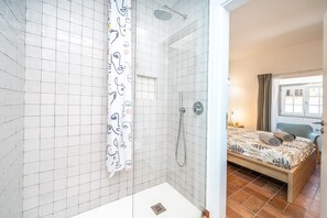 Douche, sèche-cheveux, serviettes fournies