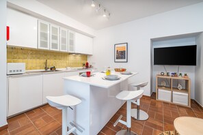 雪櫃、微波爐、焗爐、爐具