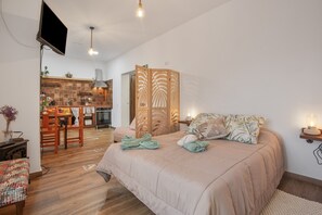 Iron/ironing board, WiFi, bed sheets