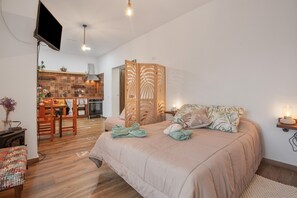 Tabla de planchar con plancha, wifi y ropa de cama 