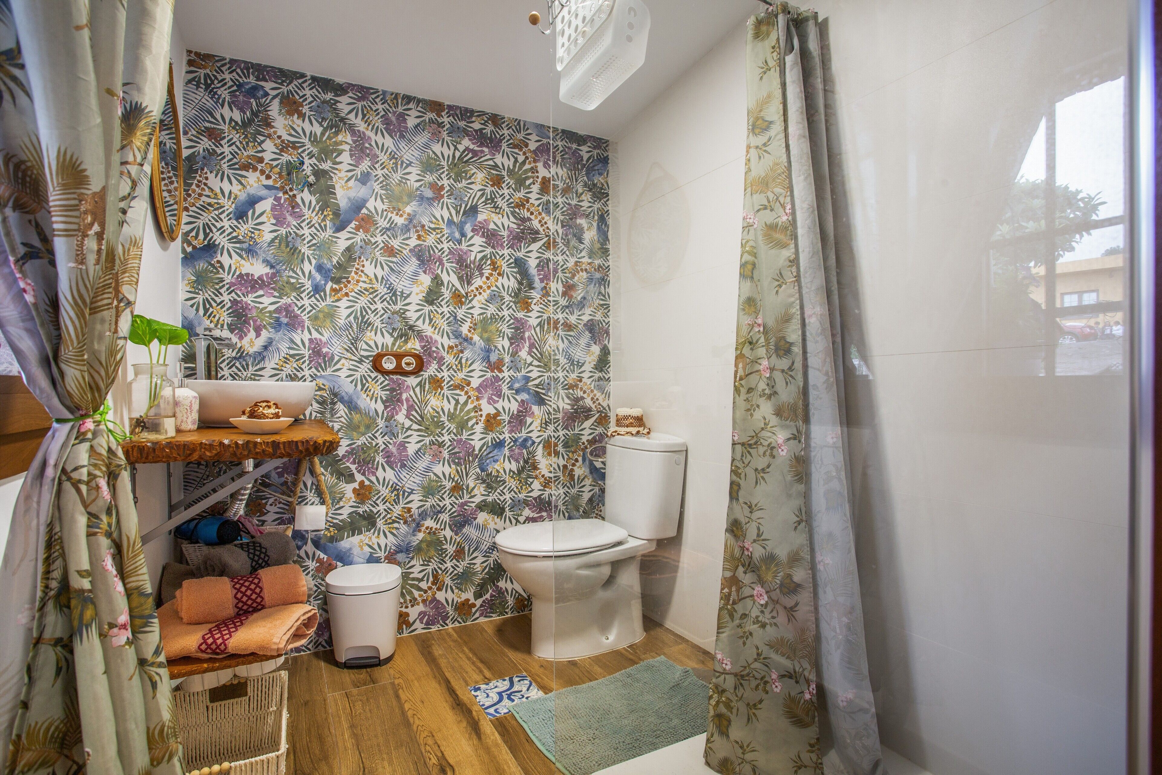 Suihku, hiustenkuivaaja, pyyhkeet