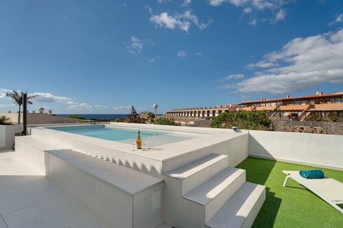 Holiday Villa 'Vistas al Mar' with Sea View, Wi-Fi and Air Conditioning