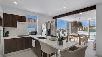 Refrigerador, microondas, horno y parrilla de estufa