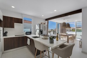 Fridge, microwave, oven, stovetop - Holiday Villa 'Sea View' with Ocean Views, Wi-Fi and Air Conditioning (Amarilla Golf)