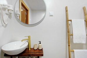 Chuveiro, secador de cabelo, toalhas de banho 
