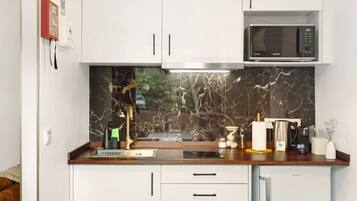 Een koelkast, een magnetron, een oven, een kookplaat