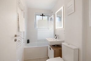 Chuveiro, secador de cabelo, toalhas de banho 