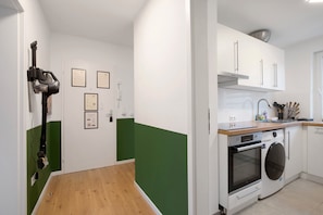 Fridge, oven, stovetop, dishwasher