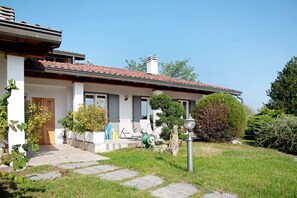 Exterior - Apartment 'Mora' with Mountain View, Private Terrace and Wi-Fi (Cantello)