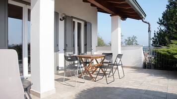 屋外ダイニングエリア