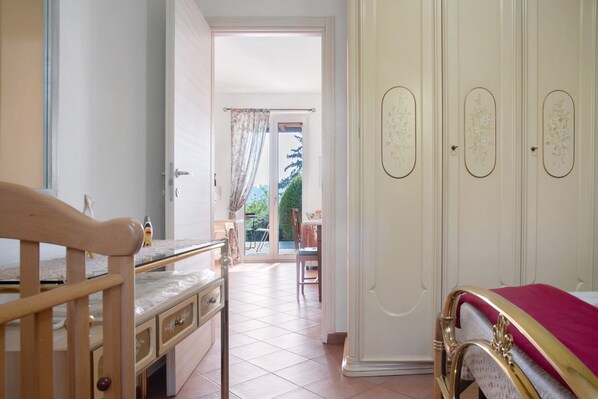 2 bedrooms, iron/ironing board, WiFi, bed sheets - Apartment 'Mora' with Mountain View, Private Terrace and Wi-Fi (Cantello)