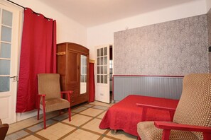 1 bedroom, bed sheets