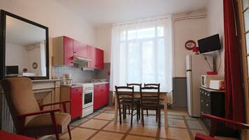 Micro-ondes, four, plaque de cuisson, cafetiĂšre/bouilloire