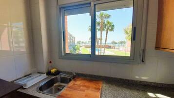 Jääkaappi, mikroaaltouuni, uuni, liesi