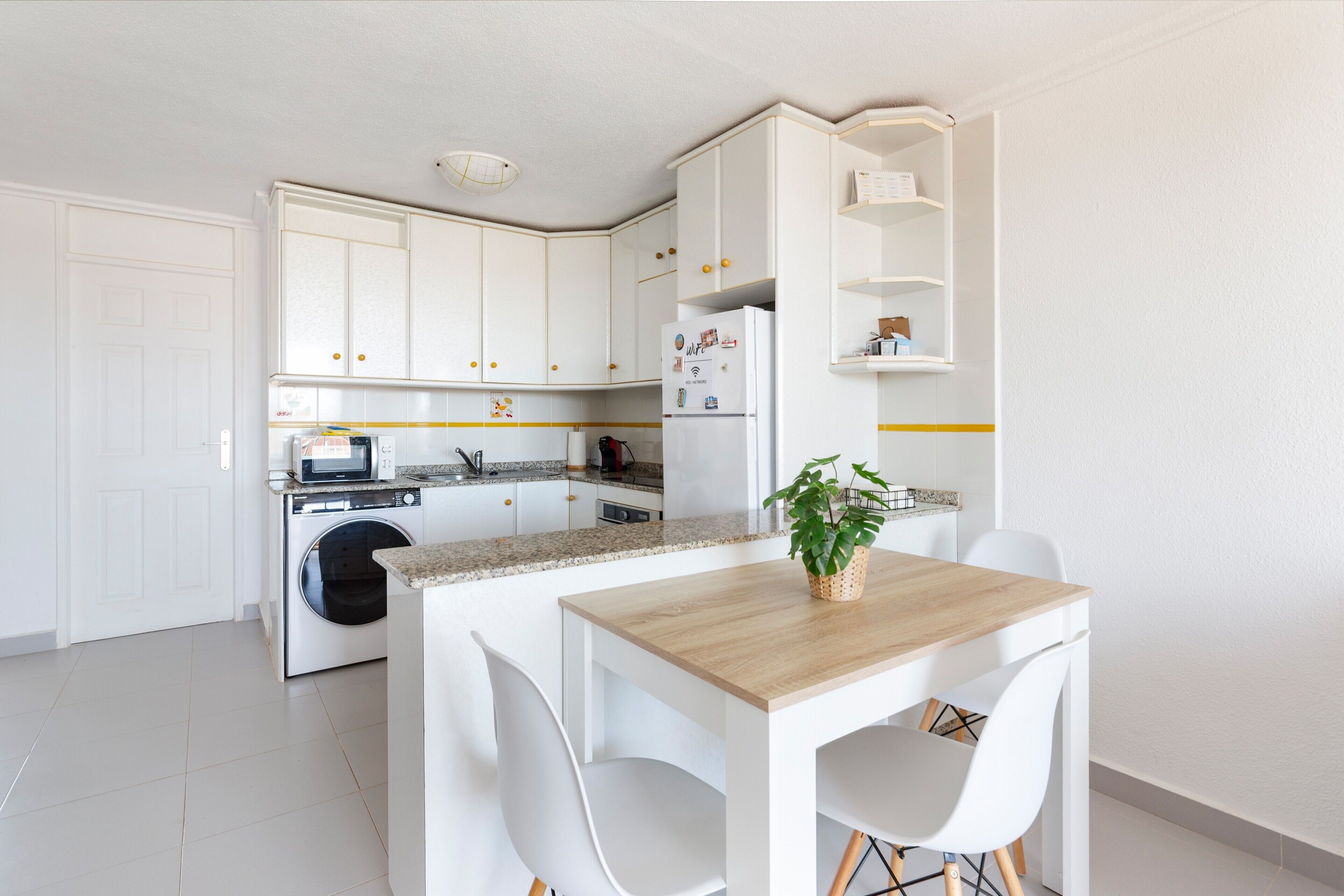 Een koelkast, een magnetron, een oven, een kookplaat