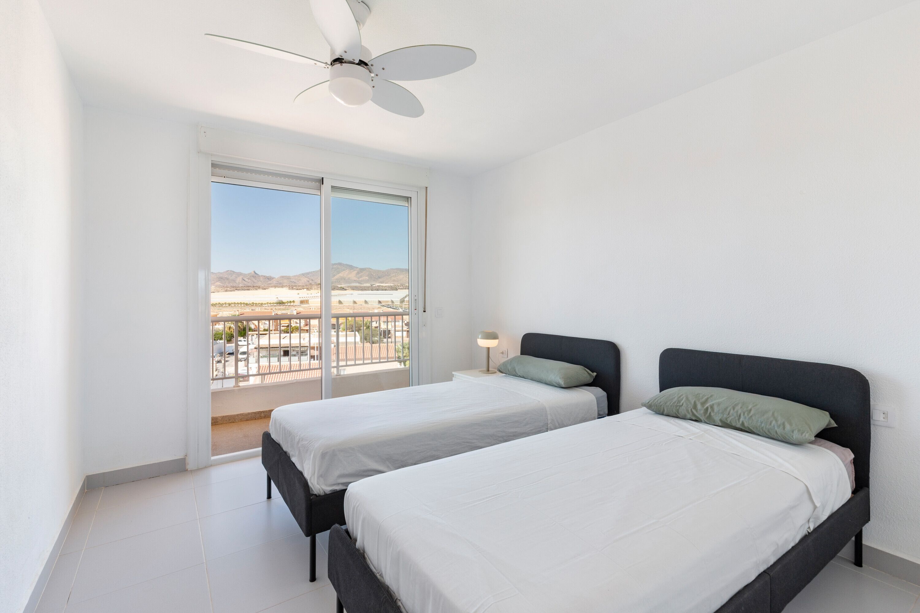 2 dormitorios, tabla de planchar con plancha, wifi y ropa de cama