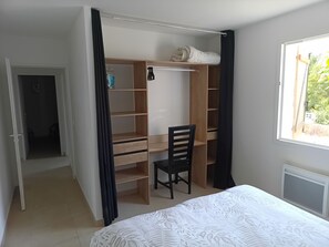 3 chambres, fer et planche à repasser, Wi-Fi, draps fournis