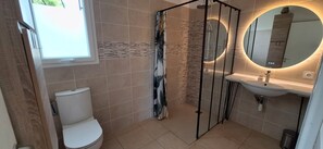 Douche, sèche-cheveux, serviettes fournies