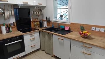 KylskÄp, mikrovÄgsugn, ugn och spishÀll