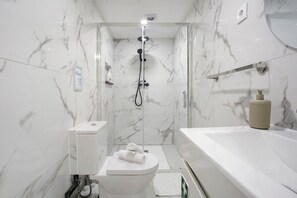 Shower, towels - Studio Apartment '- Casa Do Avós' with Sea View, Wi-Fi and Air Conditioning (São Vicente)