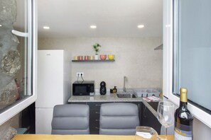 Fridge, microwave, stovetop, coffee/tea maker - Studio Apartment '- Casa Do Avós' with Sea View, Wi-Fi and Air Conditioning (São Vicente)