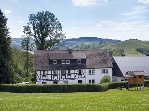 Exterior - Apartment 'Gänseblümchen' with Shared Terrace and Wi-Fi (Schmallenberg)