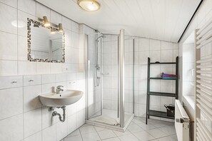 Shower, hair dryer - Apartment 'Gänseblümchen' with Shared Terrace and Wi-Fi (Schmallenberg)