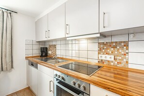 Réfrigérateur, four, plaque de cuisson, lave-vaisselle