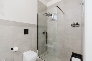 Shower, hair dryer, towels - Room 'Libeccio' with Shared Garden, Wi-Fi and Air Conditioning (Marsala)