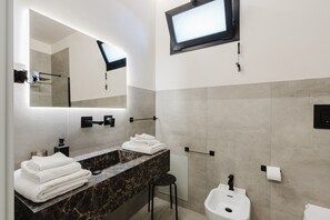 Dusj, hårføner og håndklær