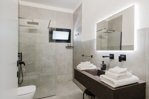 Een douche, een haardroger, handdoeken